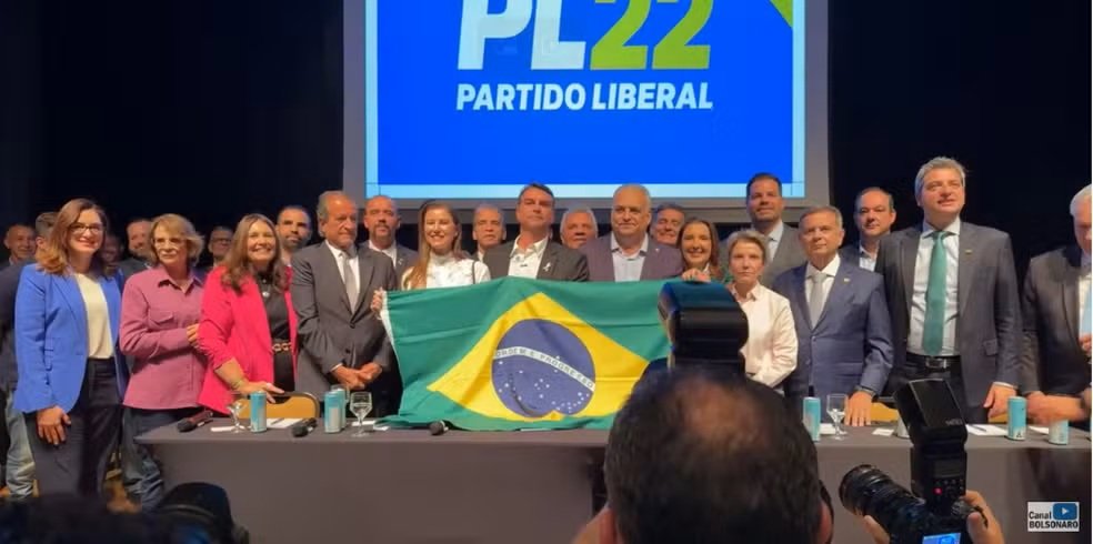 Flávio Bolsonaro anuncia deputado Alfredo Gaspar como vice na chapa dele à Presidência